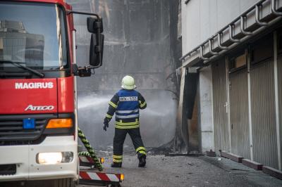 Waiblingen: FLAMMENBILD! Containerbrand greift auf Gebaeude ueber - Klinik und Geschaeftshaus betroffen - ueber 7 Verletzte aktuell